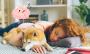 ¿Duermes con tu mascota? Esto significa según la psicología