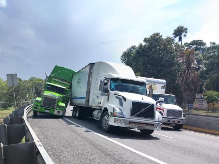 Camiones chocan por alcance sobre la autopista Puebla-Orizaba