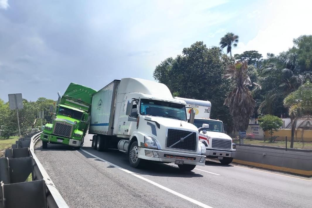 Camiones chocan por alcance sobre la autopista Puebla-Orizaba