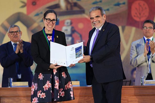 UV entrega Medalla al Mérito en el marco de la FILU; reconocen a diferentes especialistas