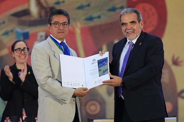 UV entrega Medalla al Mérito en el marco de la FILU; reconocen a diferentes especialistas