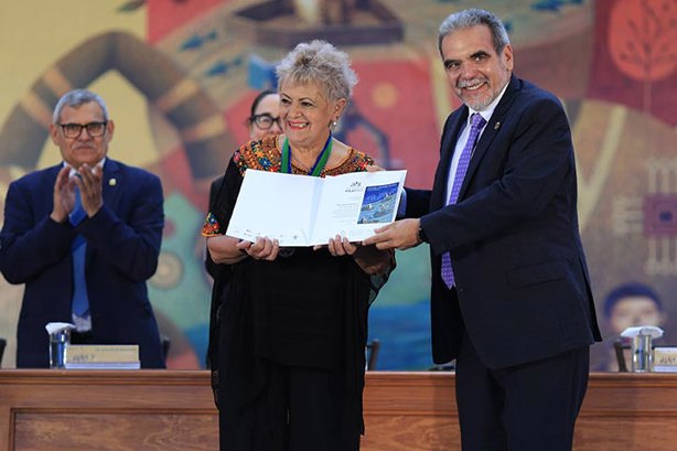 UV entrega Medalla al Mérito en el marco de la FILU; reconocen a diferentes especialistas