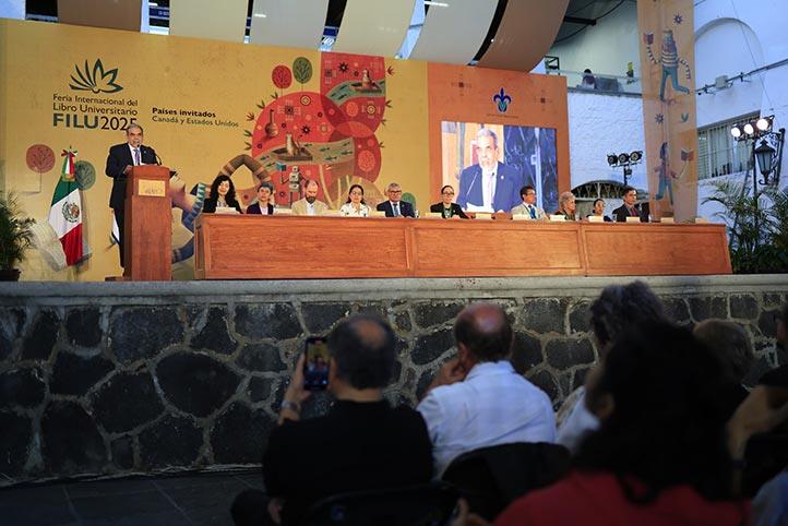 UV entrega Medalla al Mérito en el marco de la FILU; reconocen a diferentes especialistas