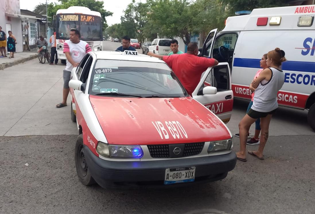 Taxi atropella a estudiante en la colonia Tarimoya en Veracruz