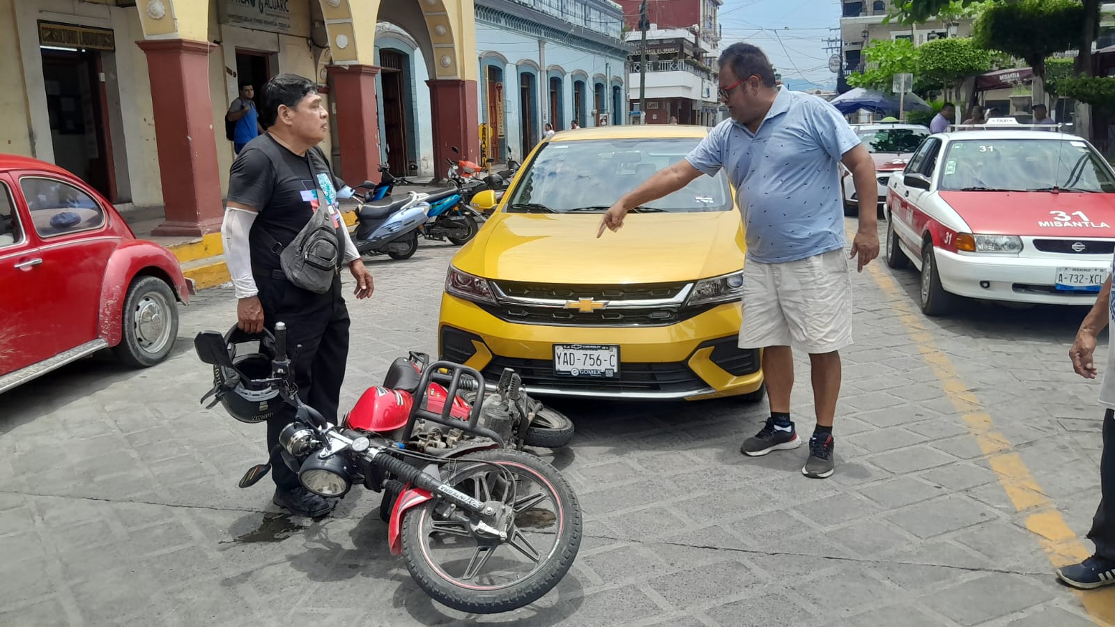 Fuerte choque entre auto y motocicleta en el centro de Misantla
