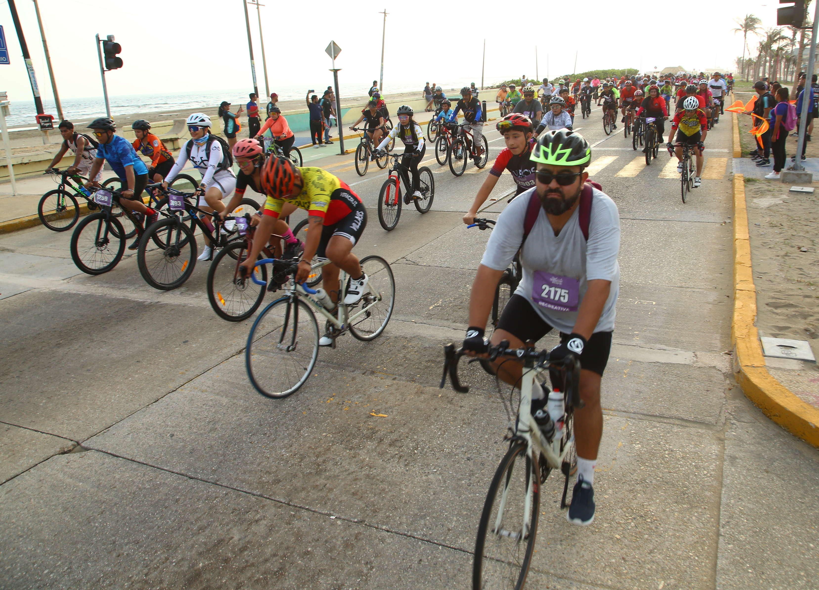 Por falta de mantenimiento en el Malecón, ciclistas y corredores han sufrido constantes accidentes | VIDEO