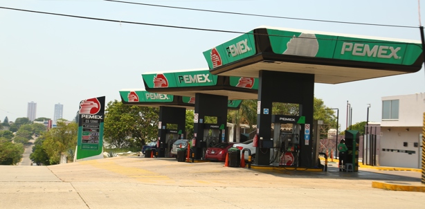 Alertan por despacho gasolina adulterada en Coatzacoalcos, ya ocasionó daños a un auto | VIDEO