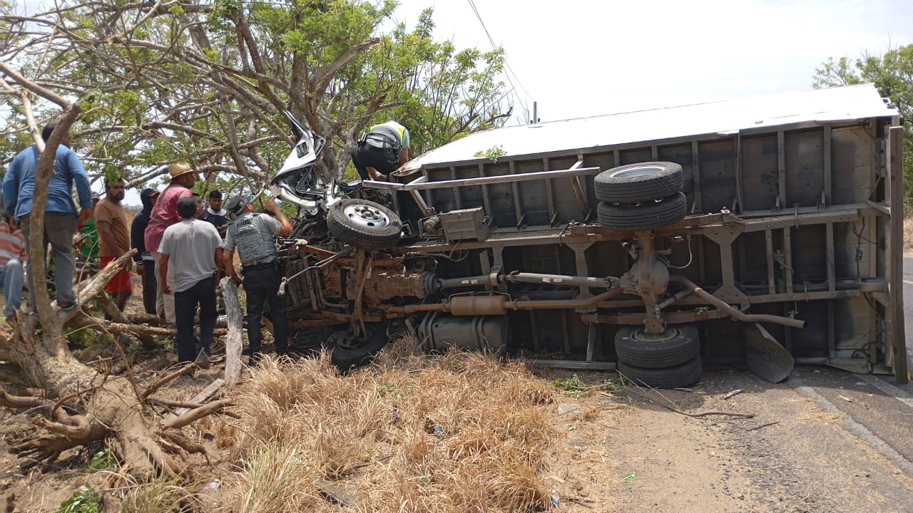 Conductor queda prensado en su camión de carga en carretera a Alvarado