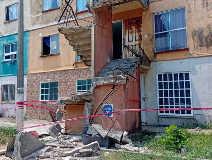 Colapsan escaleras en otro edificio de la colonia Puerto Esmeralda de Coatzacoalcos