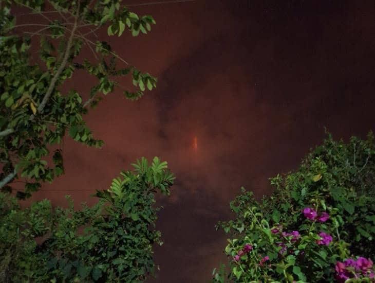 Destello color rojo en el cielo desconcierta a habitantes de Villa Cuichapa