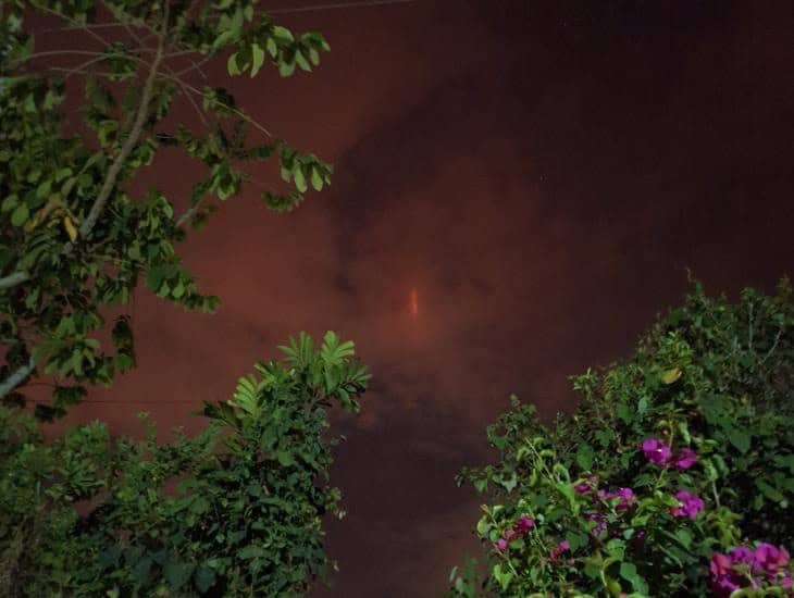 Destello color rojo en el cielo desconcierta a habitantes de Villa Cuichapa