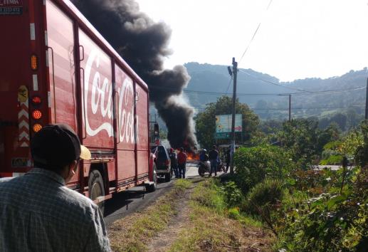 Camioneta arde en la Banderilla–Naolinco y paraliza vialidad