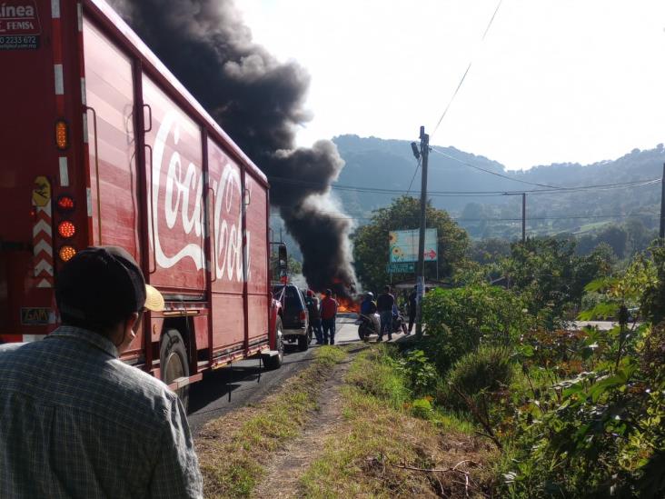 Camioneta arde en la Banderilla–Naolinco y paraliza vialidad