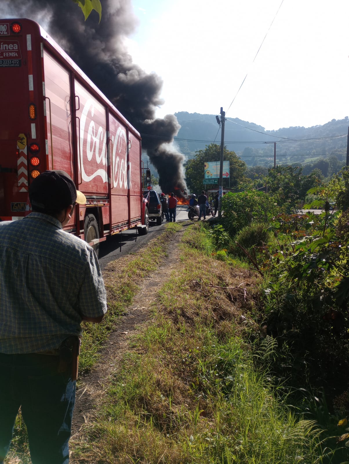 Camioneta arde en la Banderilla–Naolinco y paraliza vialidad