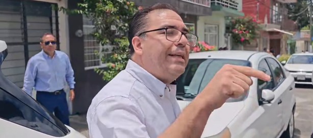 Maestro de la Secundaria Técnica 3 en Xalapa encara a reportero tras accidente dentro del plantel (+VIDEO)