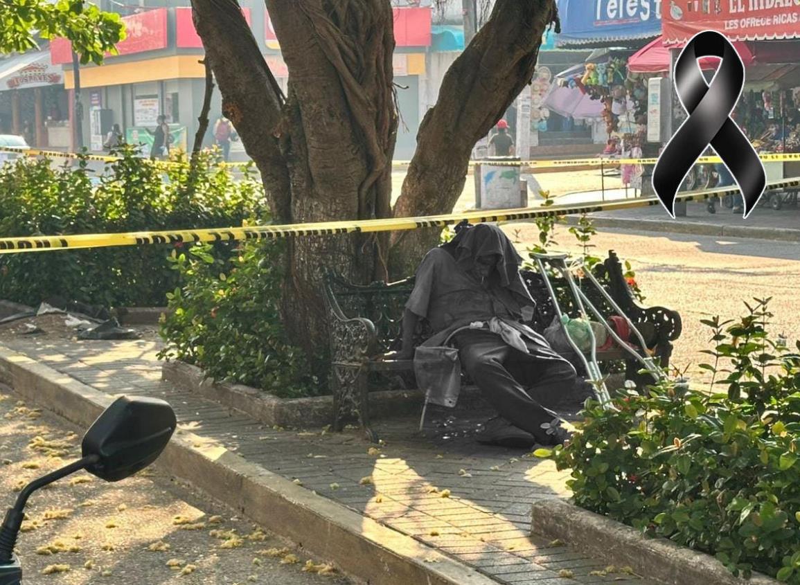 Sentando en una banca del centro, muere otra persona en situación de calle l VIDEO