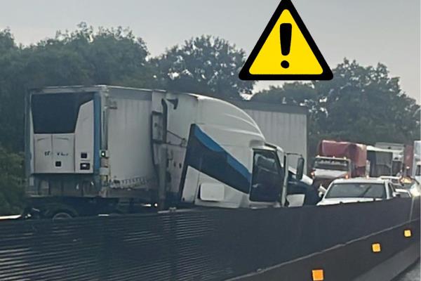 Caos en el libramiento Xalapa-Perote: tráiler sufre falla y termina atravesado