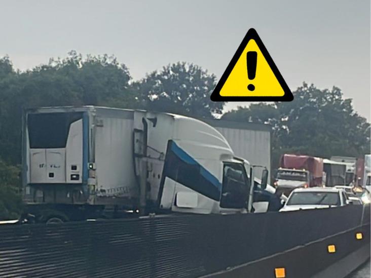 Caos en el libramiento Xalapa-Perote: tráiler sufre falla y termina atravesado