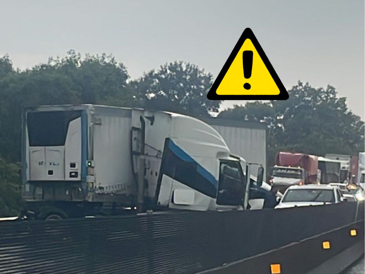 Caos en el libramiento Xalapa-Perote: tráiler sufre falla y termina atravesado