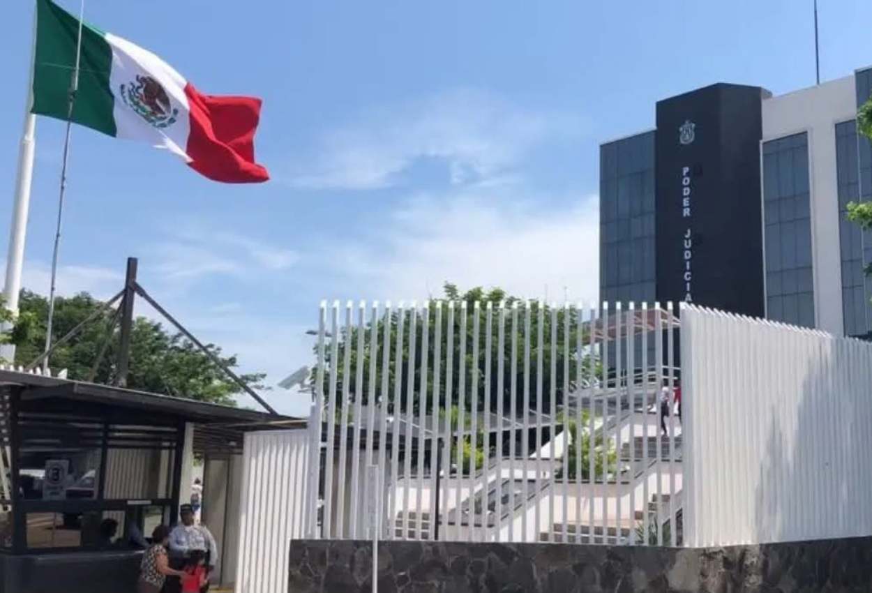 Sin agua y climas, así trabajan en la Ciudad Judicial de Veracruz, denuncian abogados