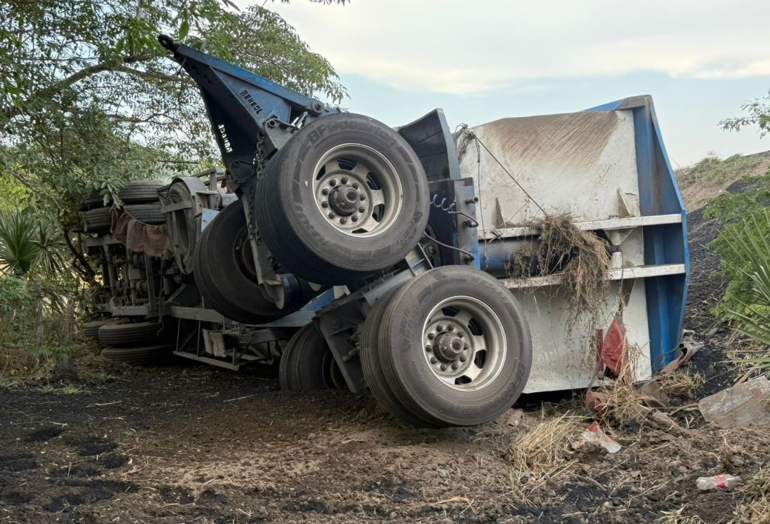 Tráiler pierde el control y se sale del camino en carretera Cardel-Nautla