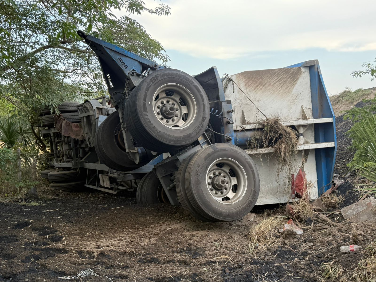 Tráiler pierde el control y se sale del camino en carretera Cardel-Nautla