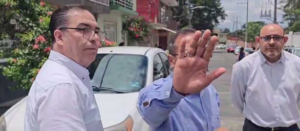 Maestro de la Secundaria Técnica 3 en Xalapa encara a reportero tras accidente dentro del plantel (+VIDEO)