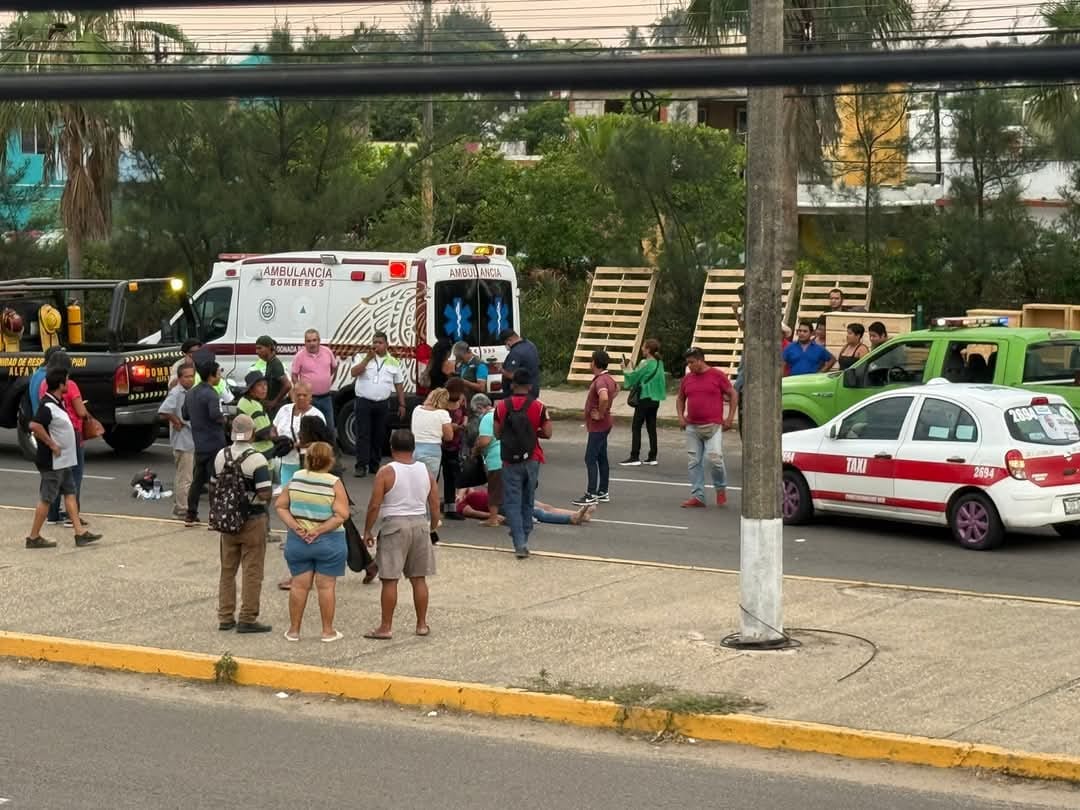 Motociclista no respeta semáforo y arrolla a joven en la avenida UV