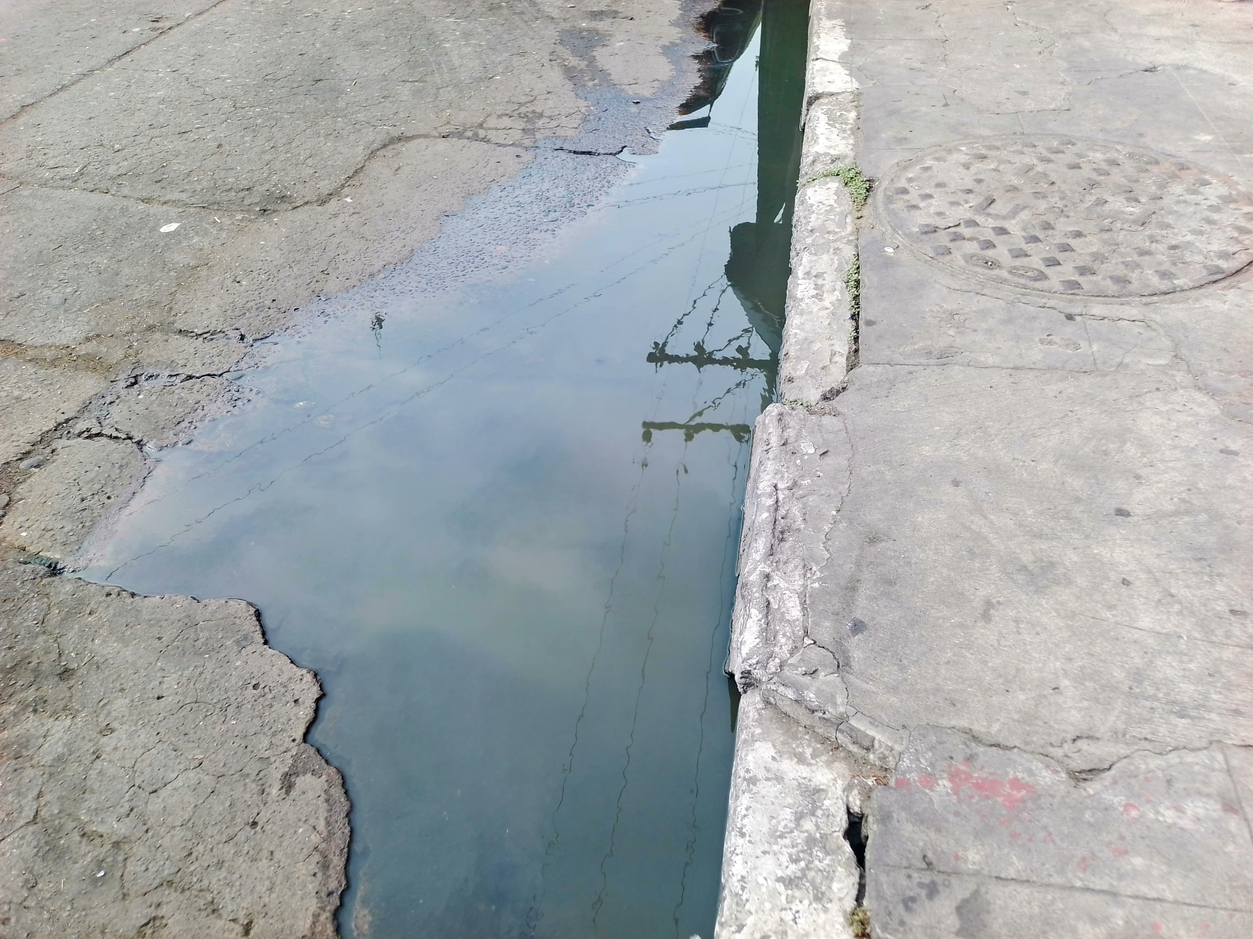 Alertan por fugas de aguas negras en calles del Centro de Veracruz
