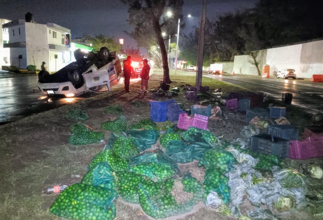 Camioneta con costales de verdura termina volcada en calles del puerto de Veracruz