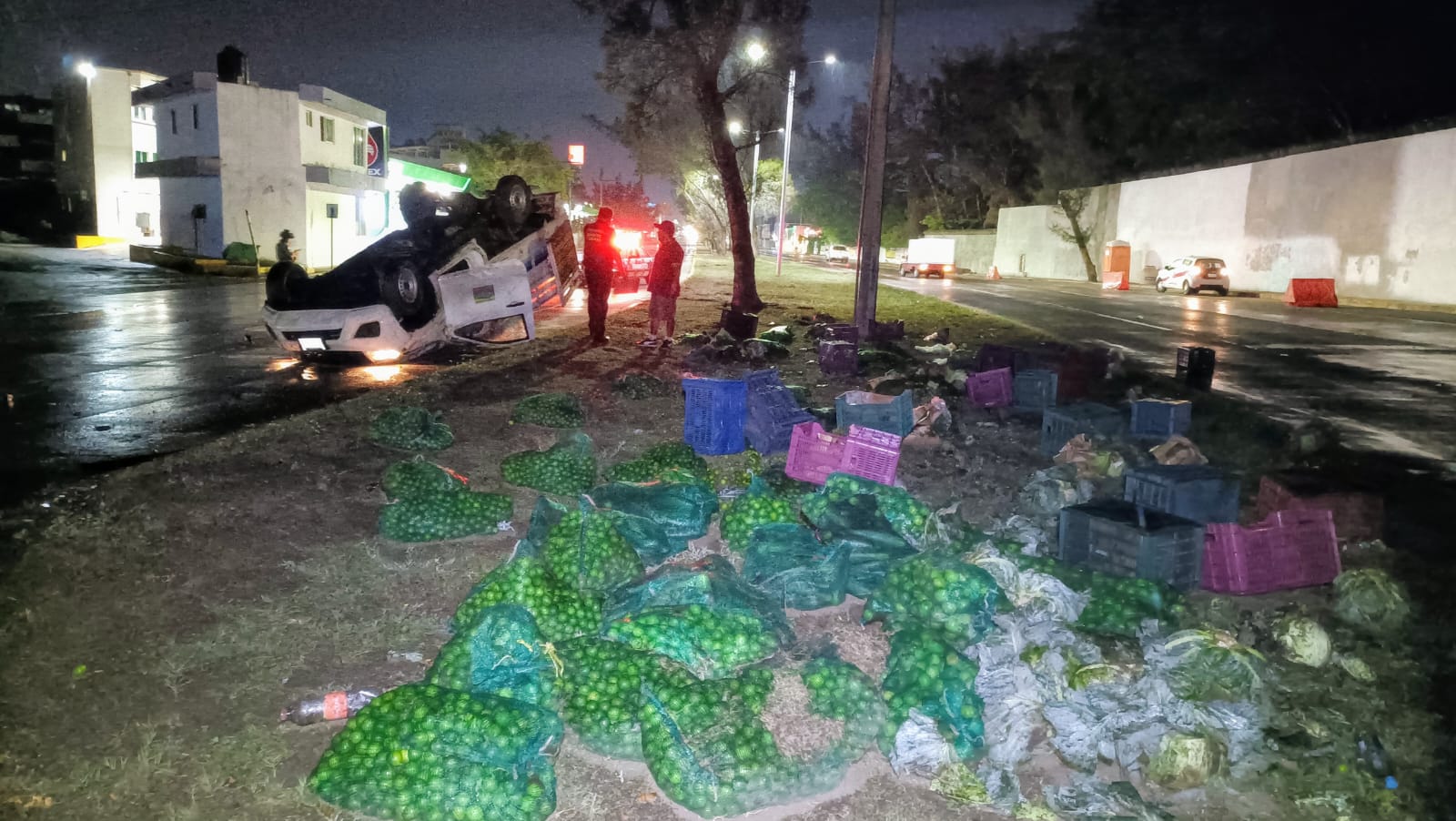Camioneta con costales de verdura termina volcada en calles del puerto de Veracruz