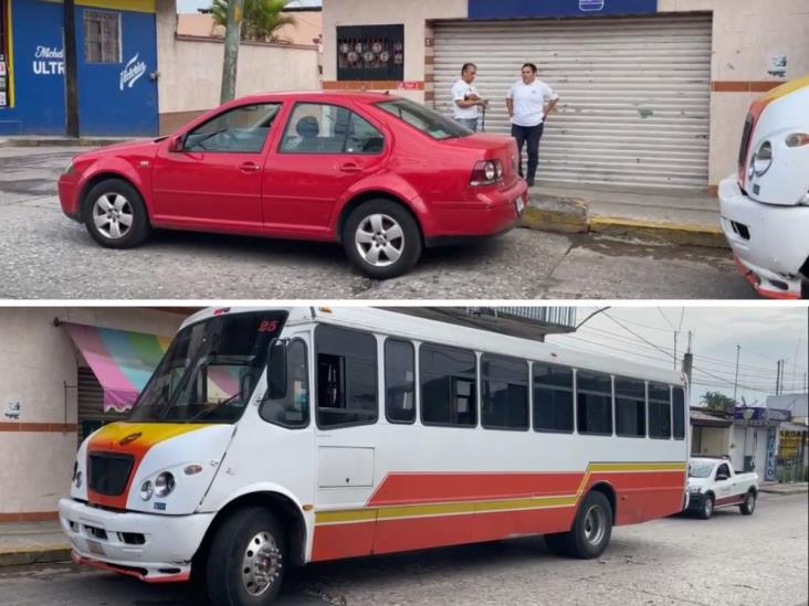 Choque por alcance genera tráfico en pleno centro de Tlapacoyan.