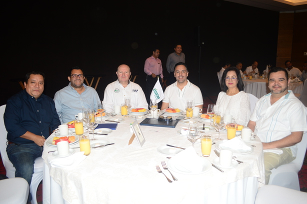 USEM Veracruz llevó a cabo su conferencia desayuno con mesa de negocios