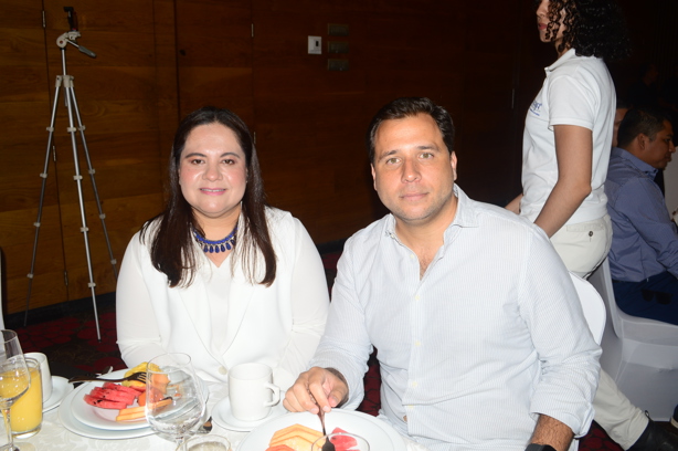USEM Veracruz llevó a cabo su conferencia desayuno con mesa de negocios