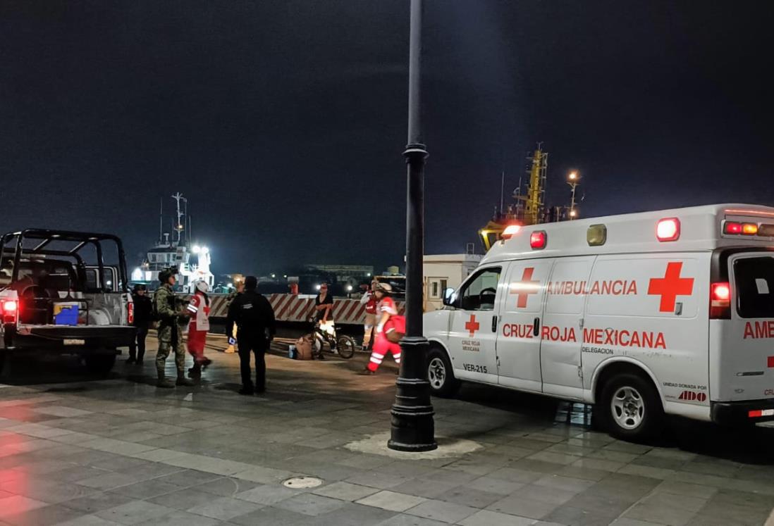 Pescador rescata a mujer que se lanzó a nadar al malecón de Veracruz