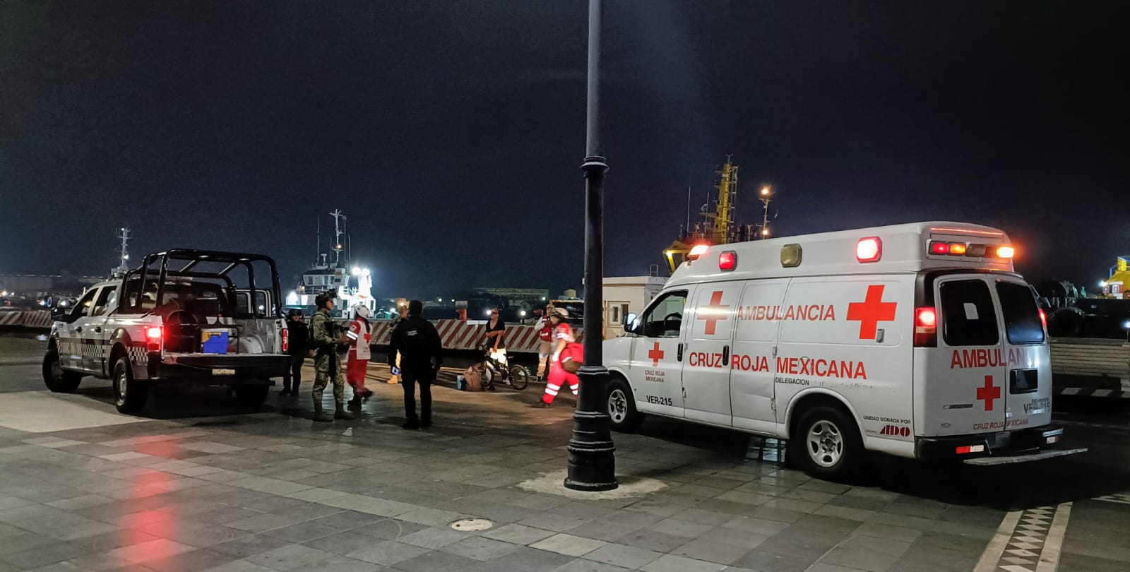 Pescador rescata a mujer que se lanzó a nadar al malecón de Veracruz