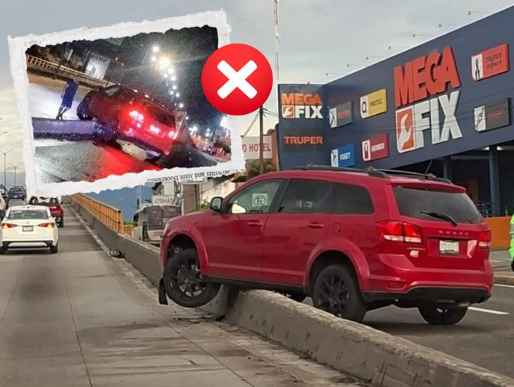 ¡Otra vez! Camioneta termina sobre el muro del puente Las Trancas en Xalapa 