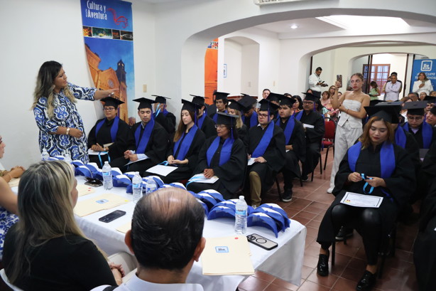 Entregan diplomas de la generación 2025 de la Prepa BE Digital Veracruz