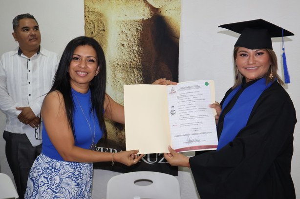 Entregan diplomas de la generación 2025 de la Prepa BE Digital Veracruz