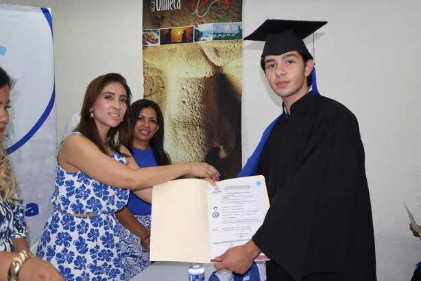 Entregan diplomas de la generación 2025 de la Prepa BE Digital Veracruz