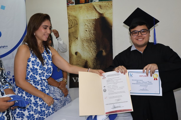 Entregan diplomas de la generación 2025 de la Prepa BE Digital Veracruz