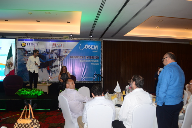USEM Veracruz llevó a cabo su conferencia desayuno con mesa de negocios