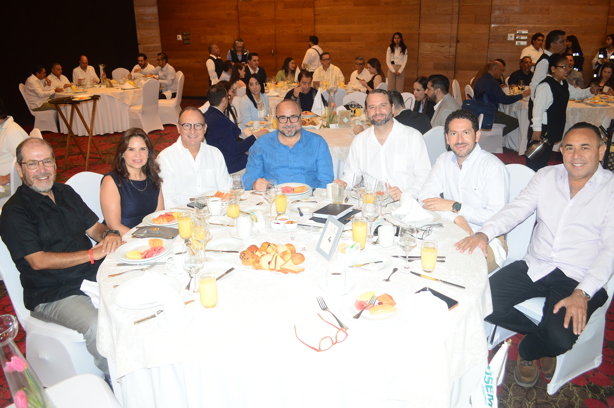 USEM Veracruz llevó a cabo su conferencia desayuno con mesa de negocios