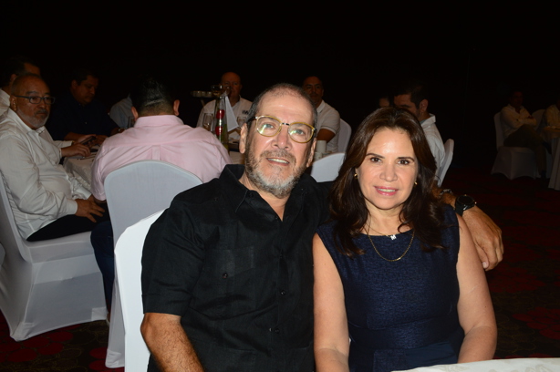 USEM Veracruz llevó a cabo su conferencia desayuno con mesa de negocios