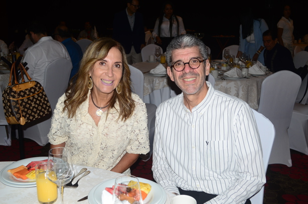 USEM Veracruz llevó a cabo su conferencia desayuno con mesa de negocios