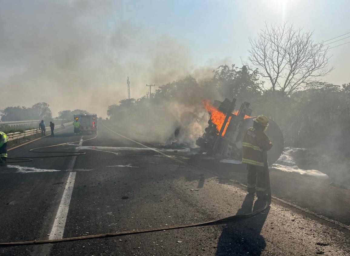 Conductor de tractocamión terminó con graves quemaduras tras volcarse en autopista Cosoleacaque-Acayucan
