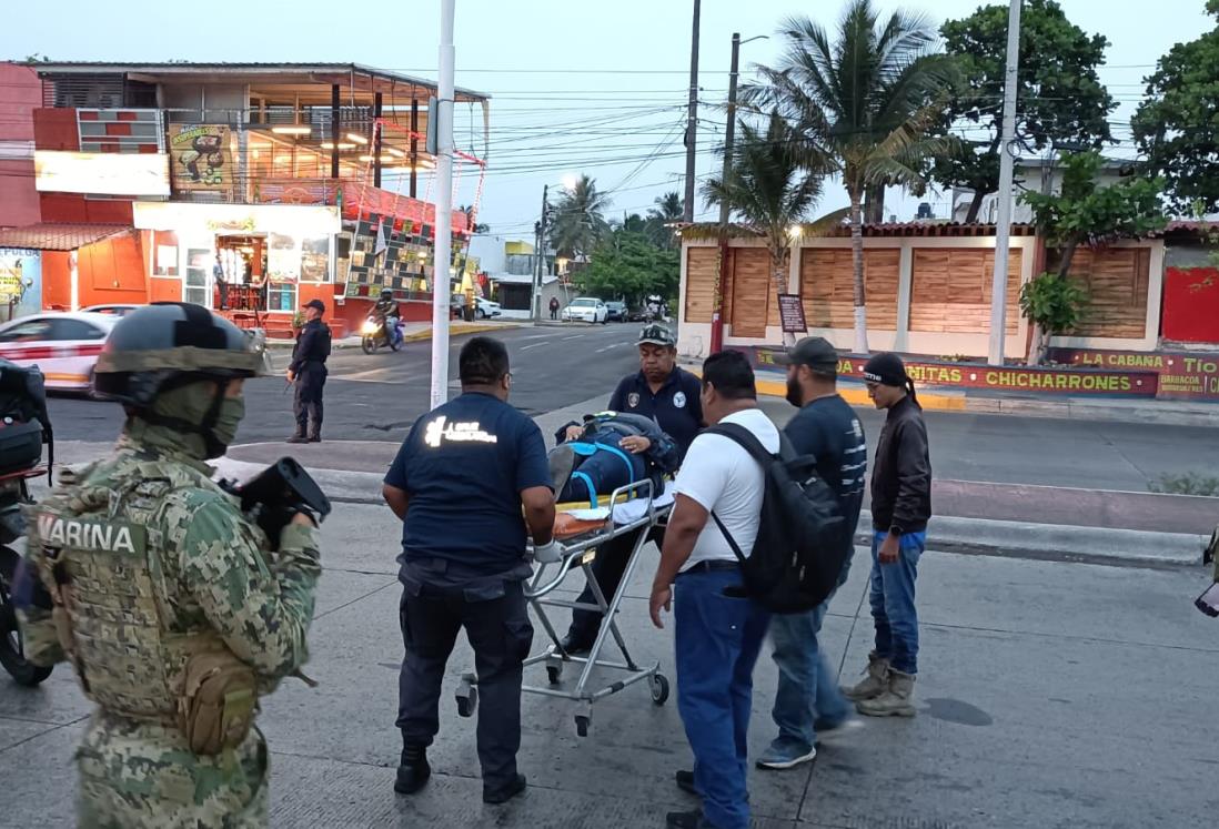 Pareja en motocicleta se accidenta en carretera Veracruz-El tejar
