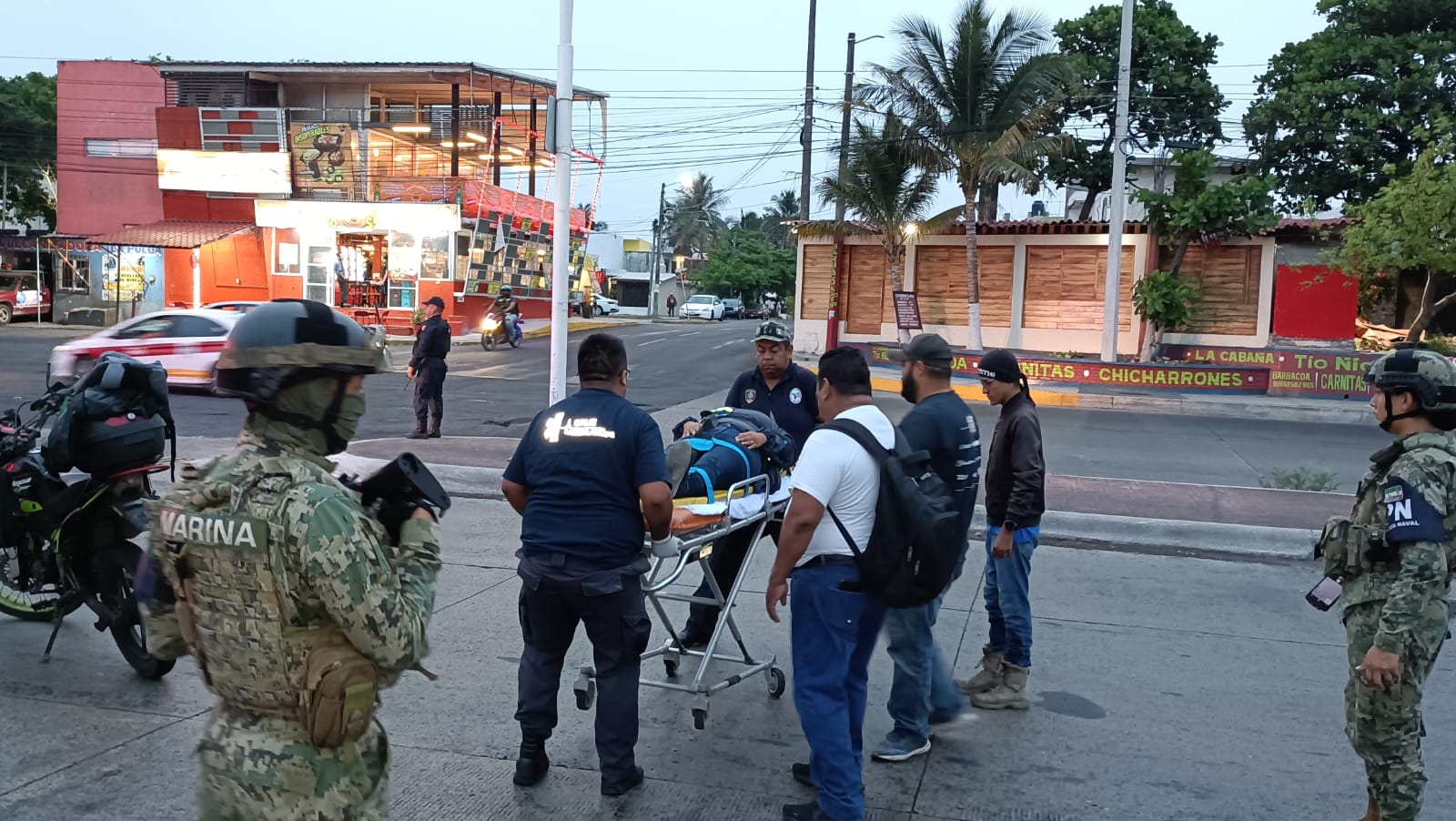 Pareja en motocicleta se accidenta en carretera Veracruz-El tejar