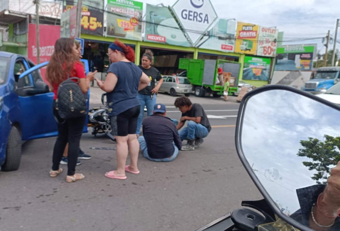 Repartidor en moto resulta lesionado tras choque a la altura del fraccionamiento Las Vegas