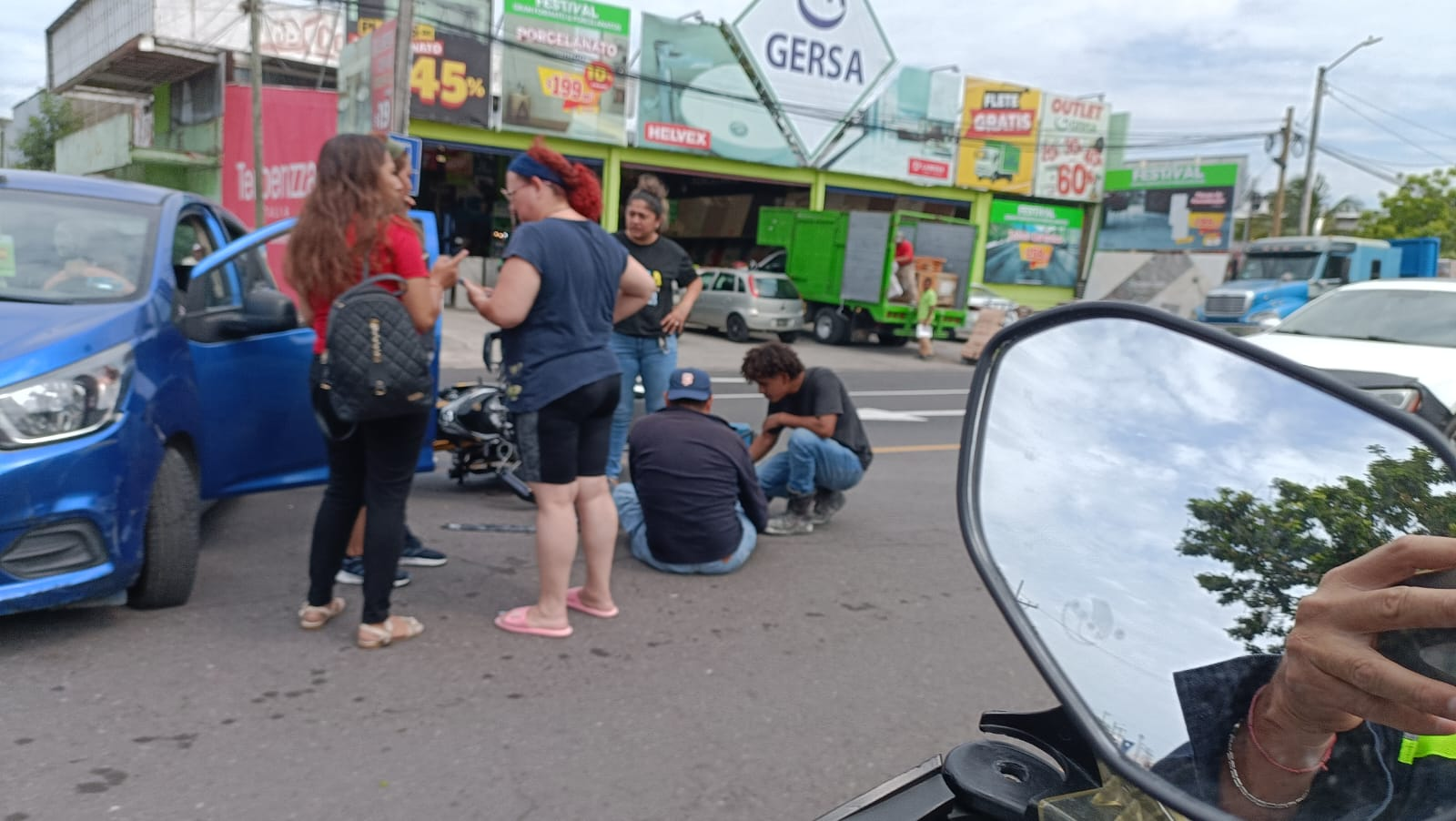 Repartidor en moto resulta lesionado tras choque a la altura del fraccionamiento Las Vegas